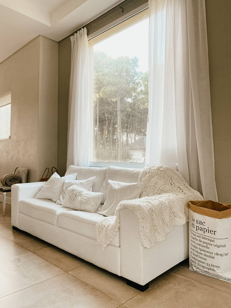 Sillón blanco en espacio de esparcimiento