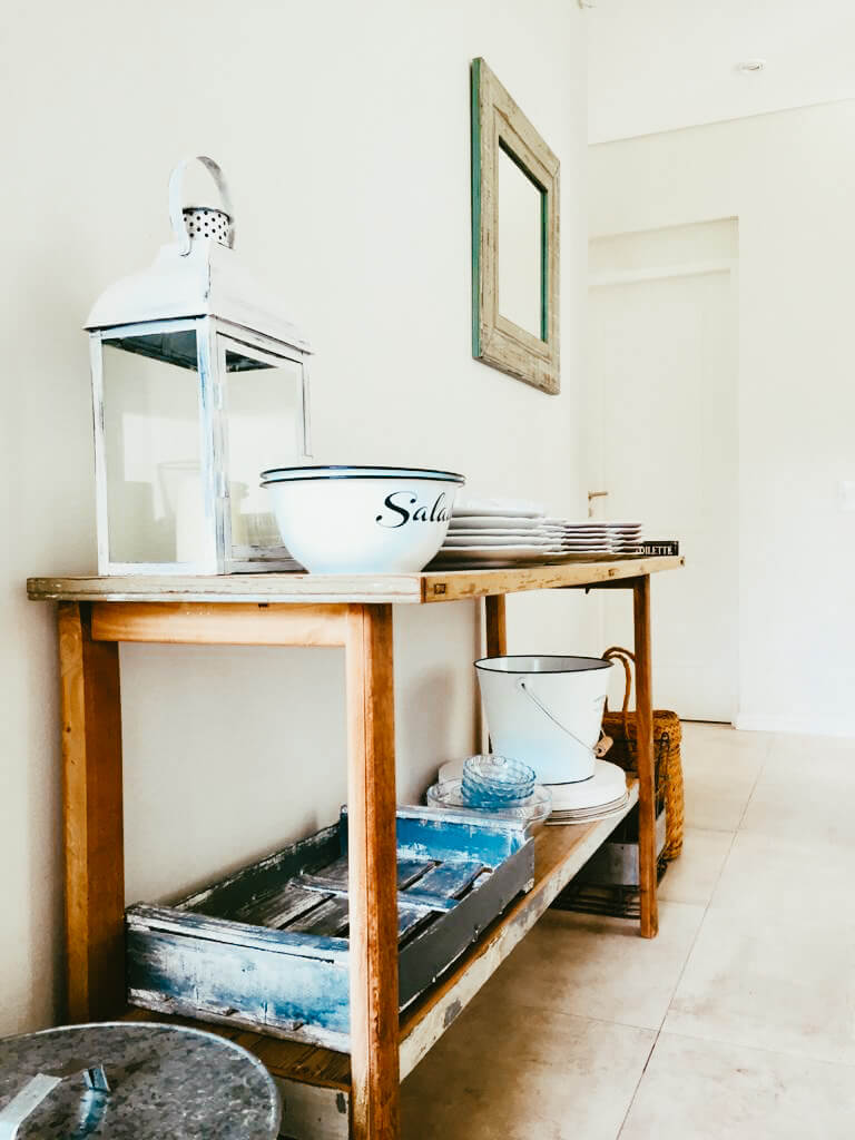 Mueble con vajilla para su uso diario