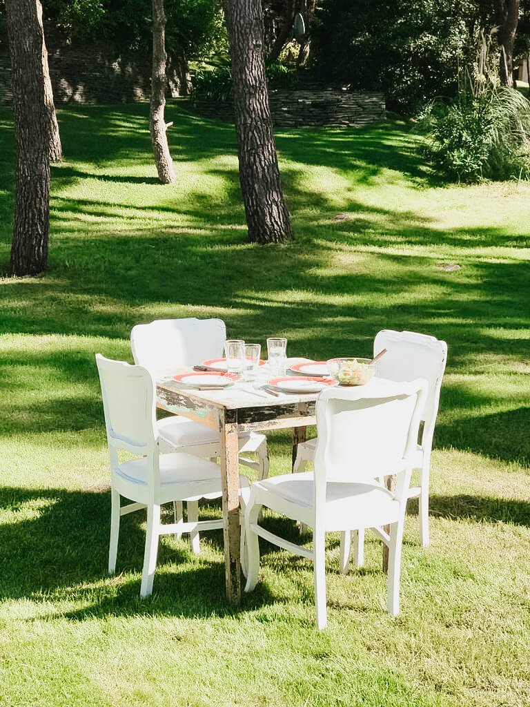 Mesa exterior para almuerzo al sol