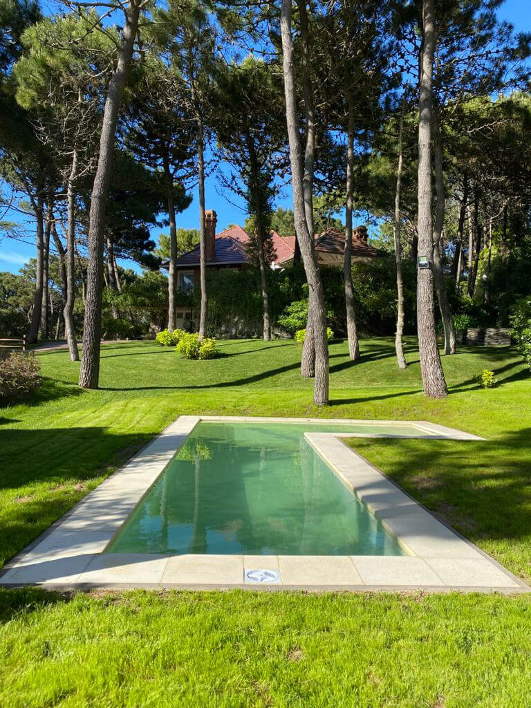 Pileta exterior por la mañana