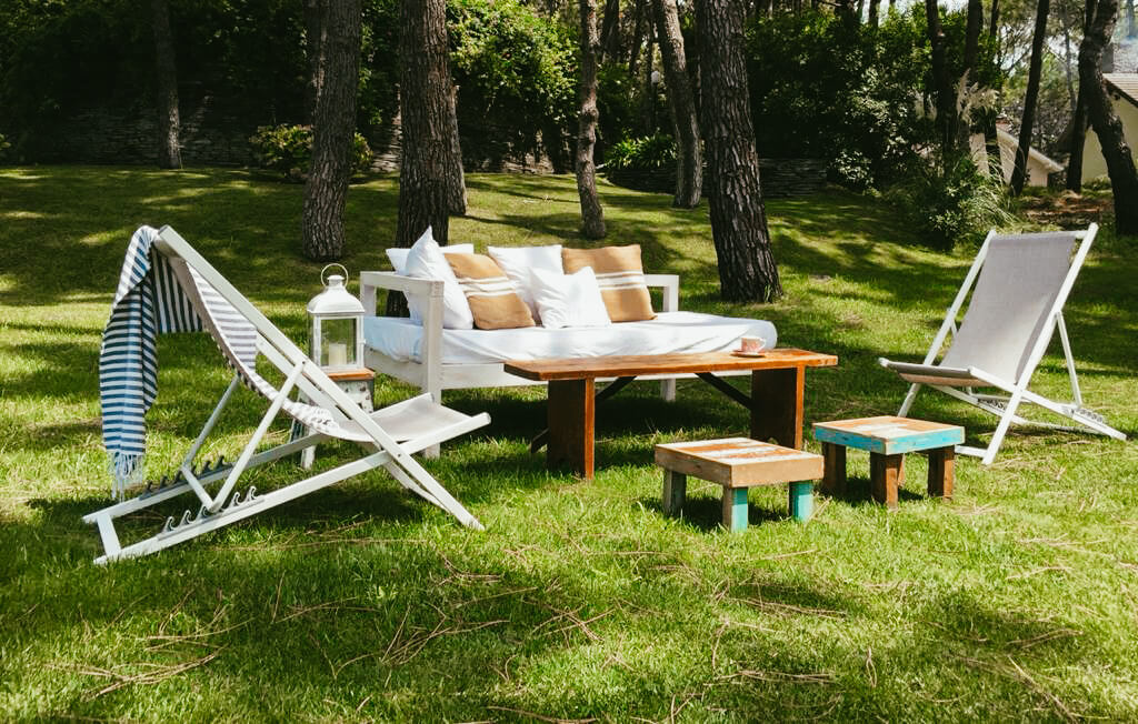 Espacio para picnic con mesa, sillón y reposeras