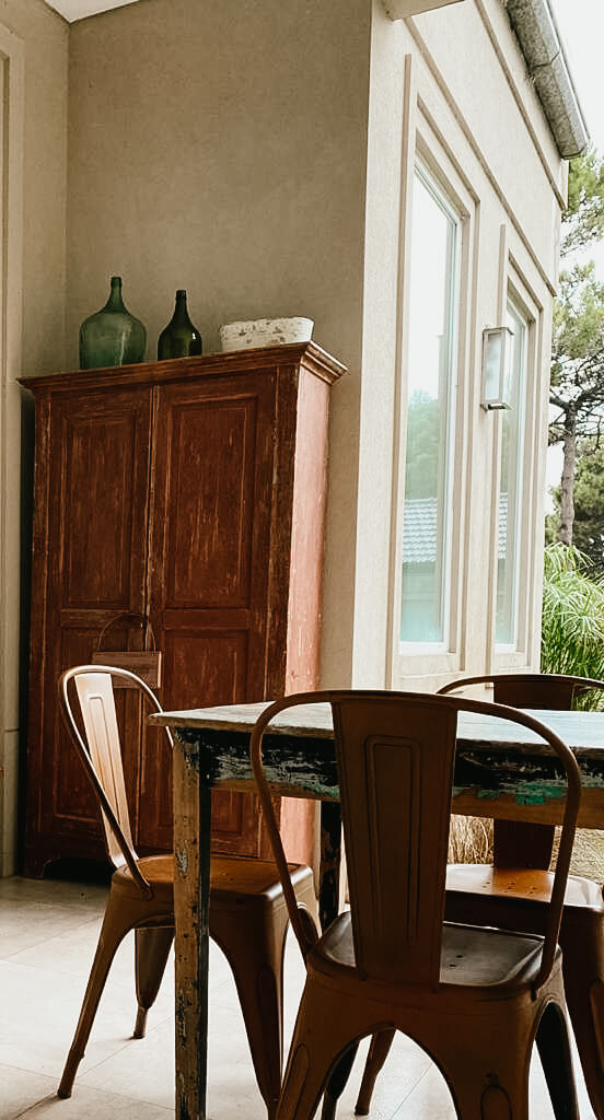 Galería con mesas y sillas