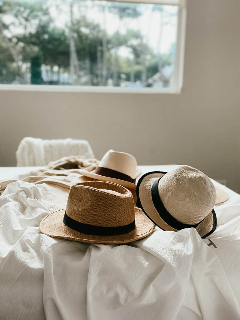 Sombreros disponibles con ventana con vista exterior de fondo