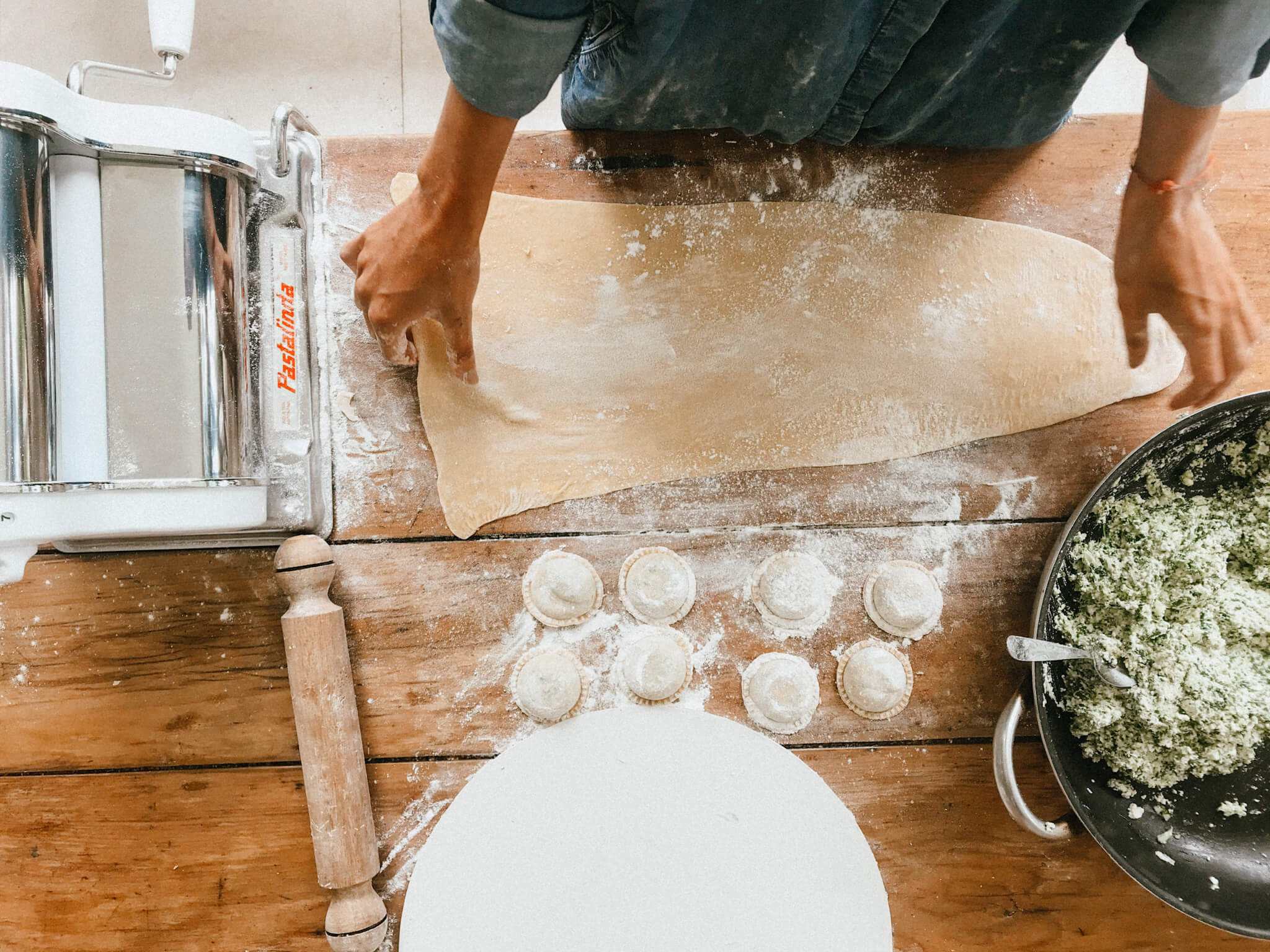 Preparación de sorrentinos de espinaca y ricota