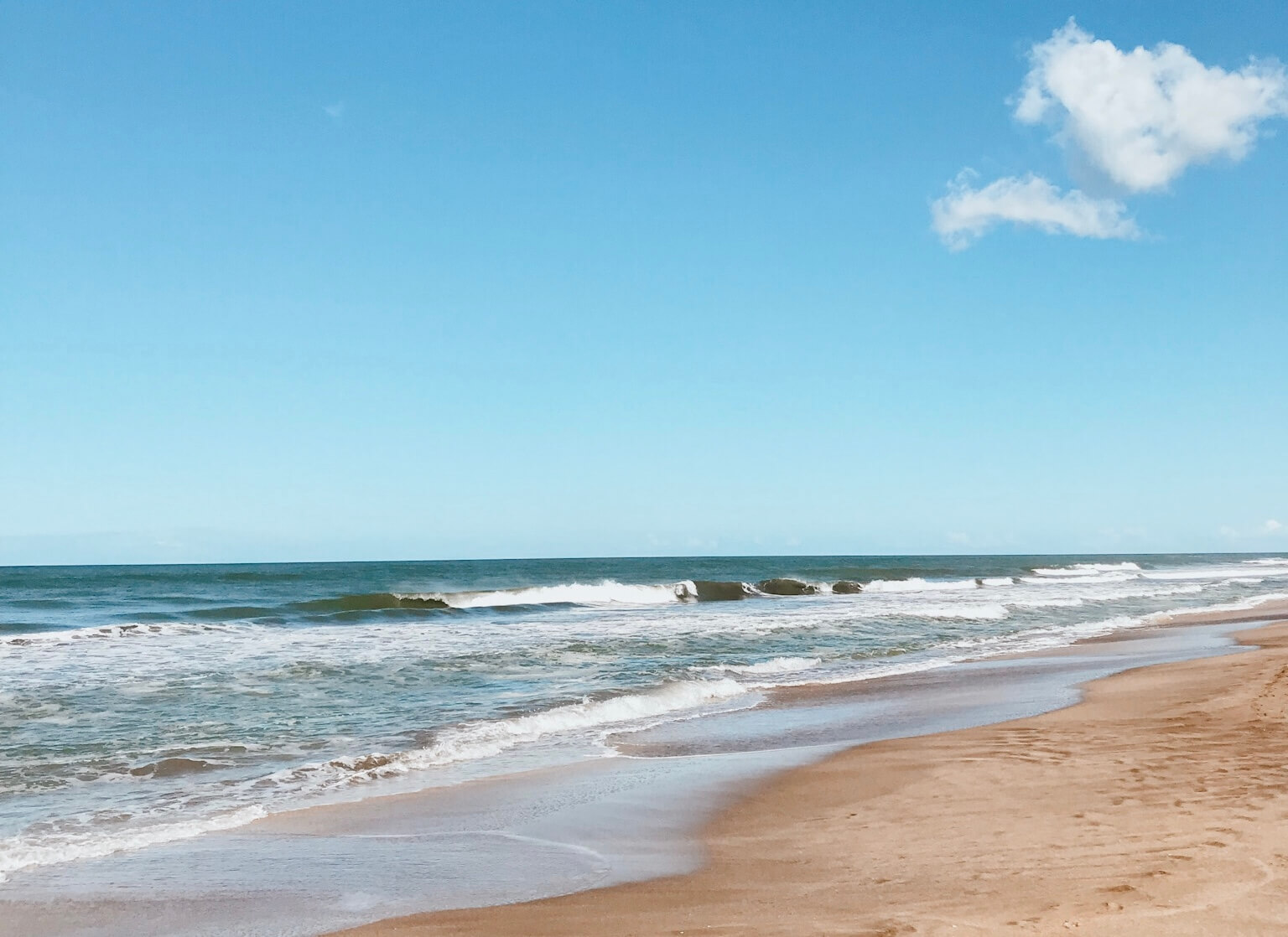 Mar vacío una tarde de sol en primavera