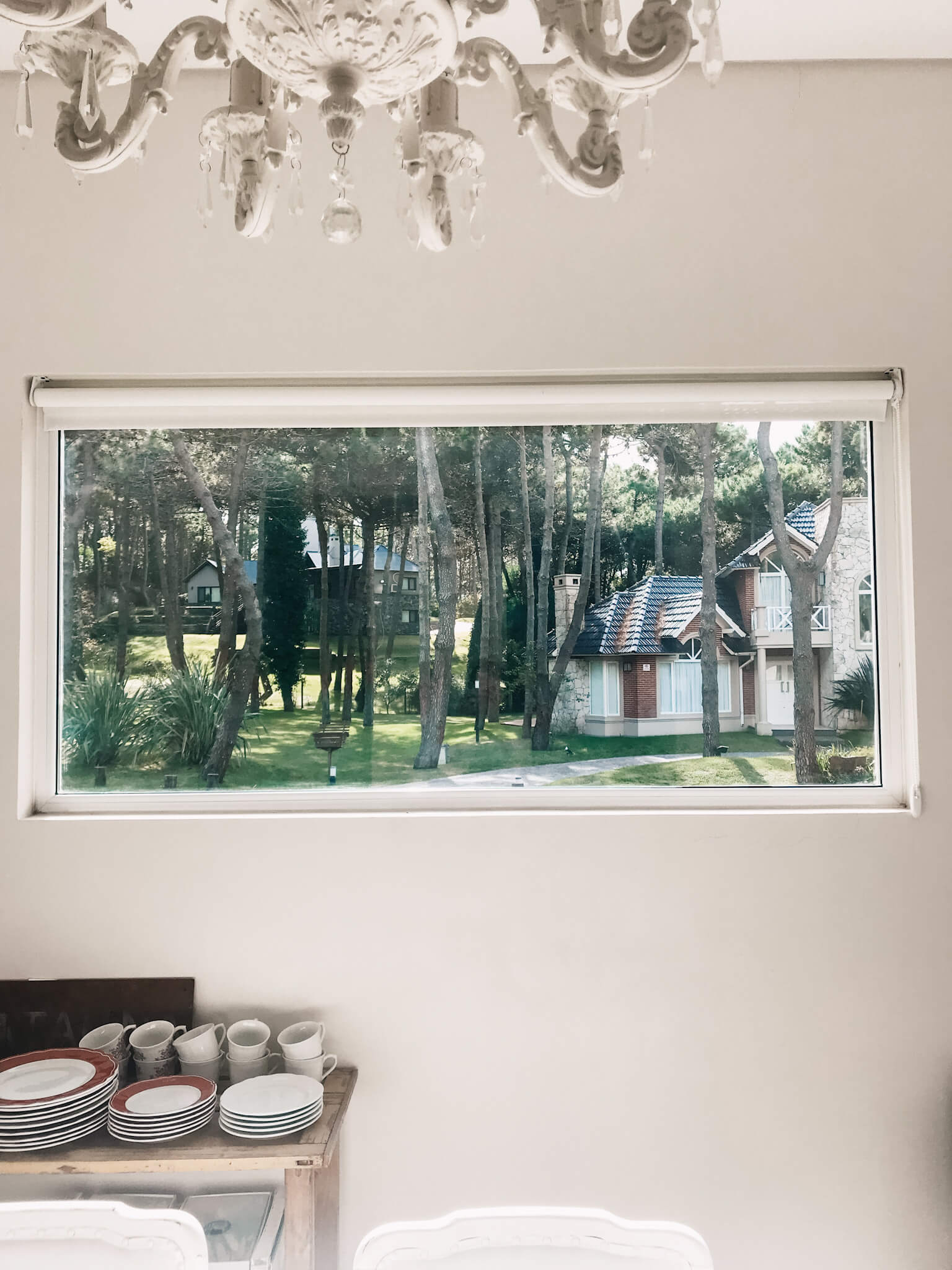 Ventana con vista a la calle, bosque y casas vecinas