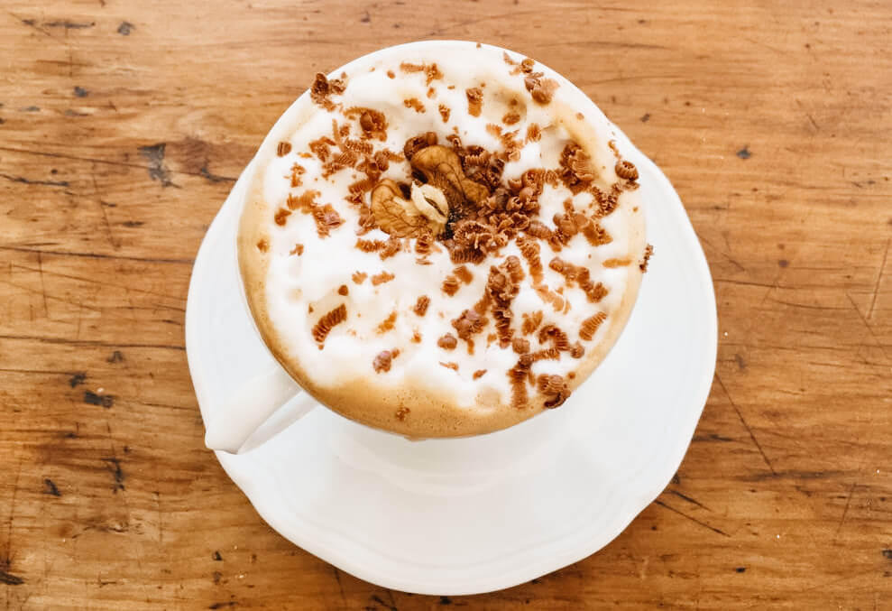 Capuccino con espuma de leche, canela y cacao