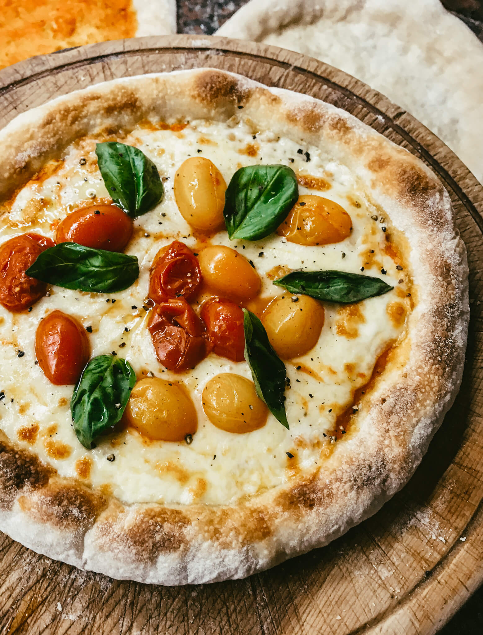 Pizza napoletana con tomates cherry asados y albahaca
