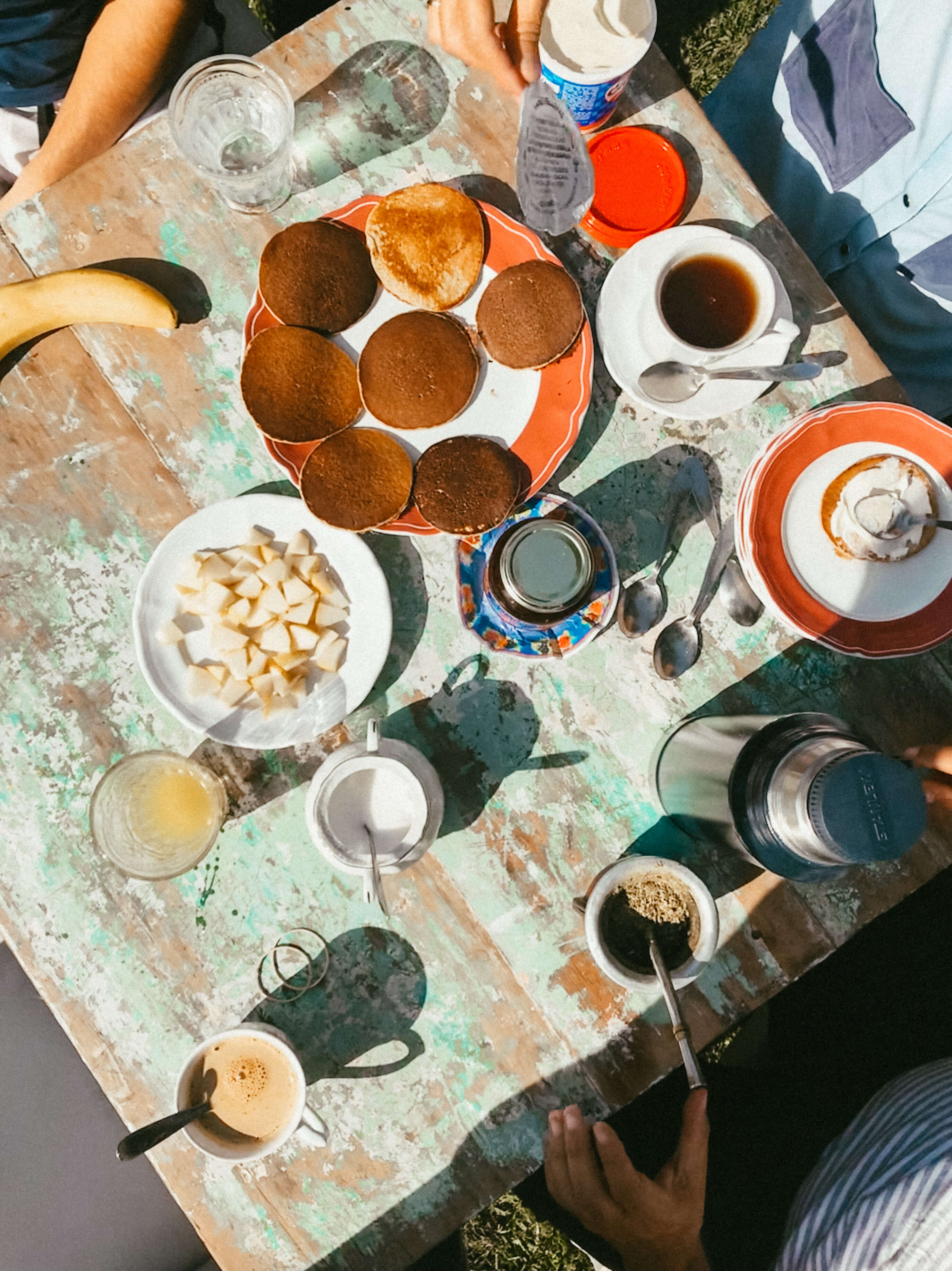 Desayuno variado en una mesa con huéspedes