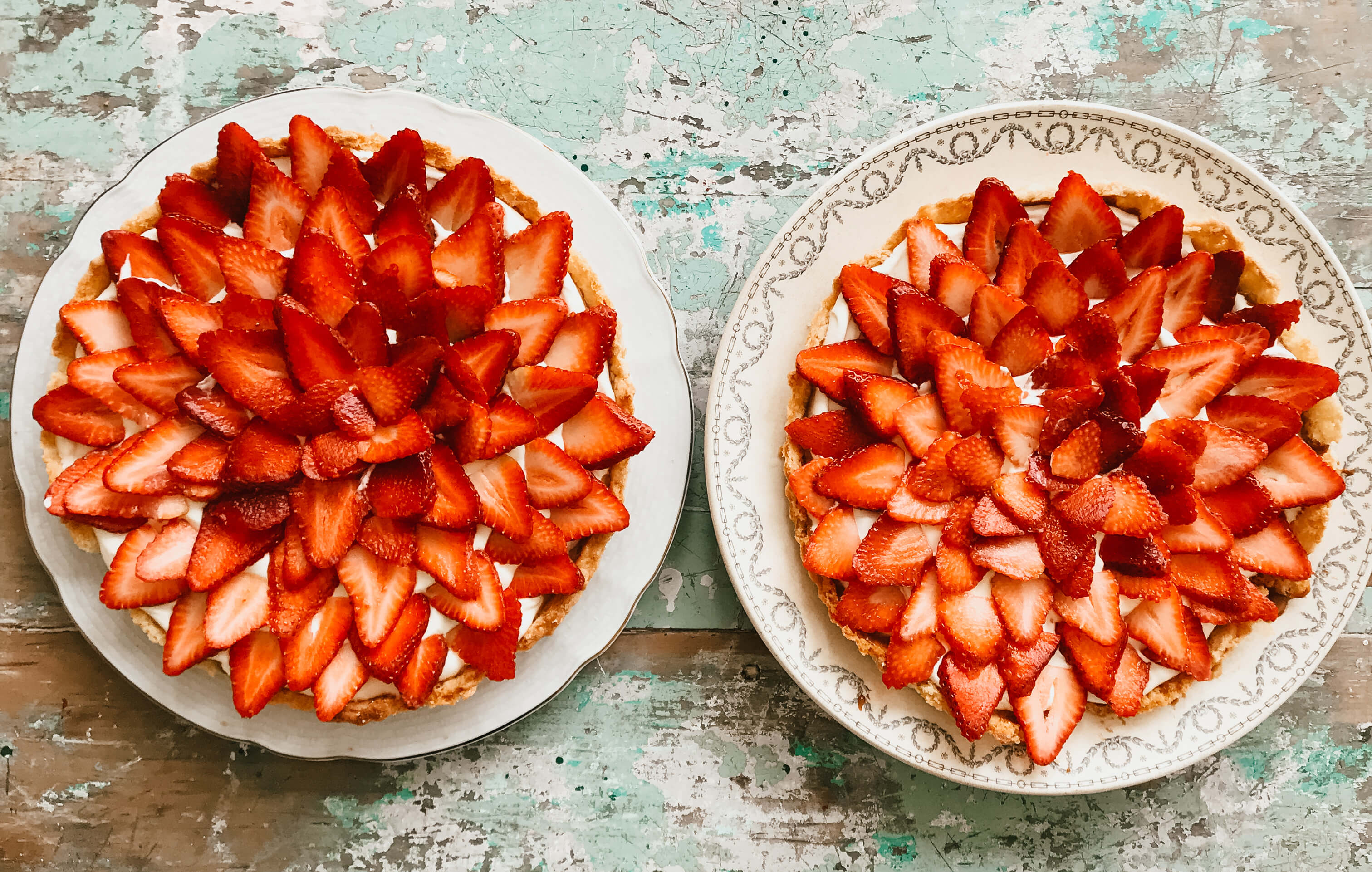 Dos tartas de frutillas con dulce de leche y crema chantilly