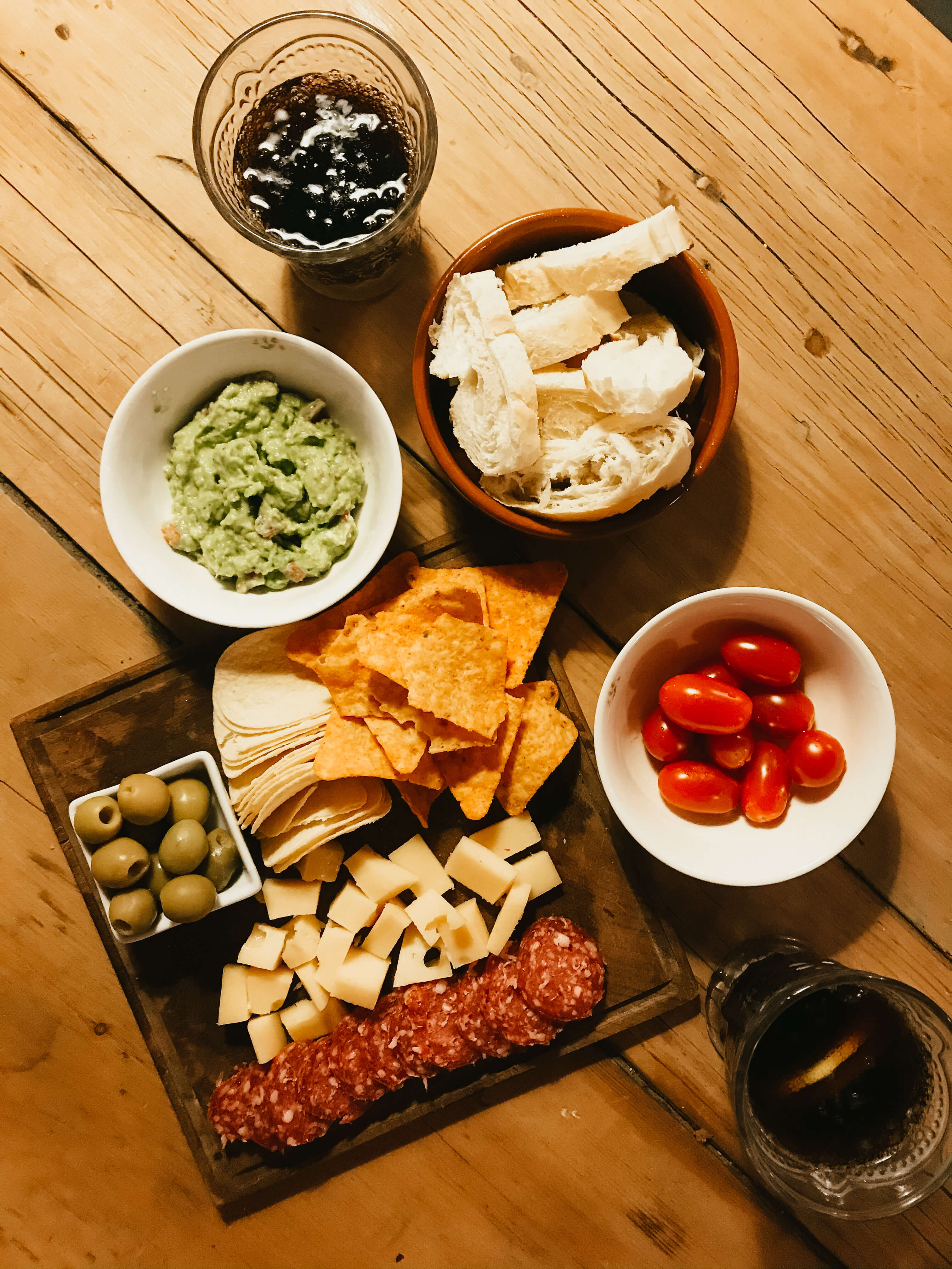 Picada con guacamole, quesos, salamín, aceitunas, papas fritas, cherrys y pan