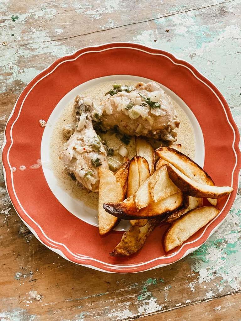 Plato de pollo a la crema de verdeo con papas al horno