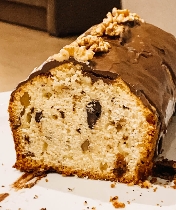 Budín con relleno de chocolate y frutos secos, cubierto de chocolate y decorado con nueces